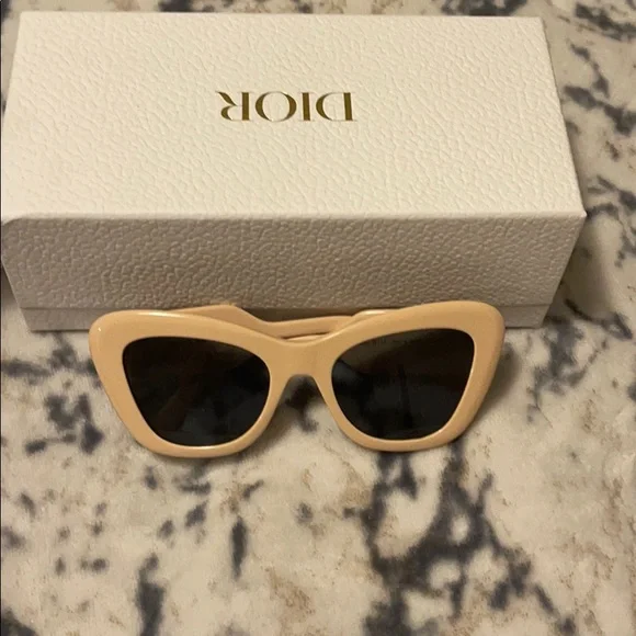 Christian Dior Bobby Nude shades DIOR Large Bobby Bag in Nude - MTYCI – More Than You Can Imagine main image 3